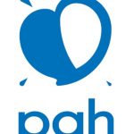 logo organizacji Polska Akcja Humanitarna niebiesko białe serce na górze pod spodem skrót PAH